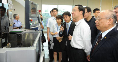 江揆參訪慶鴻機電公司 傾聽機電業界建言